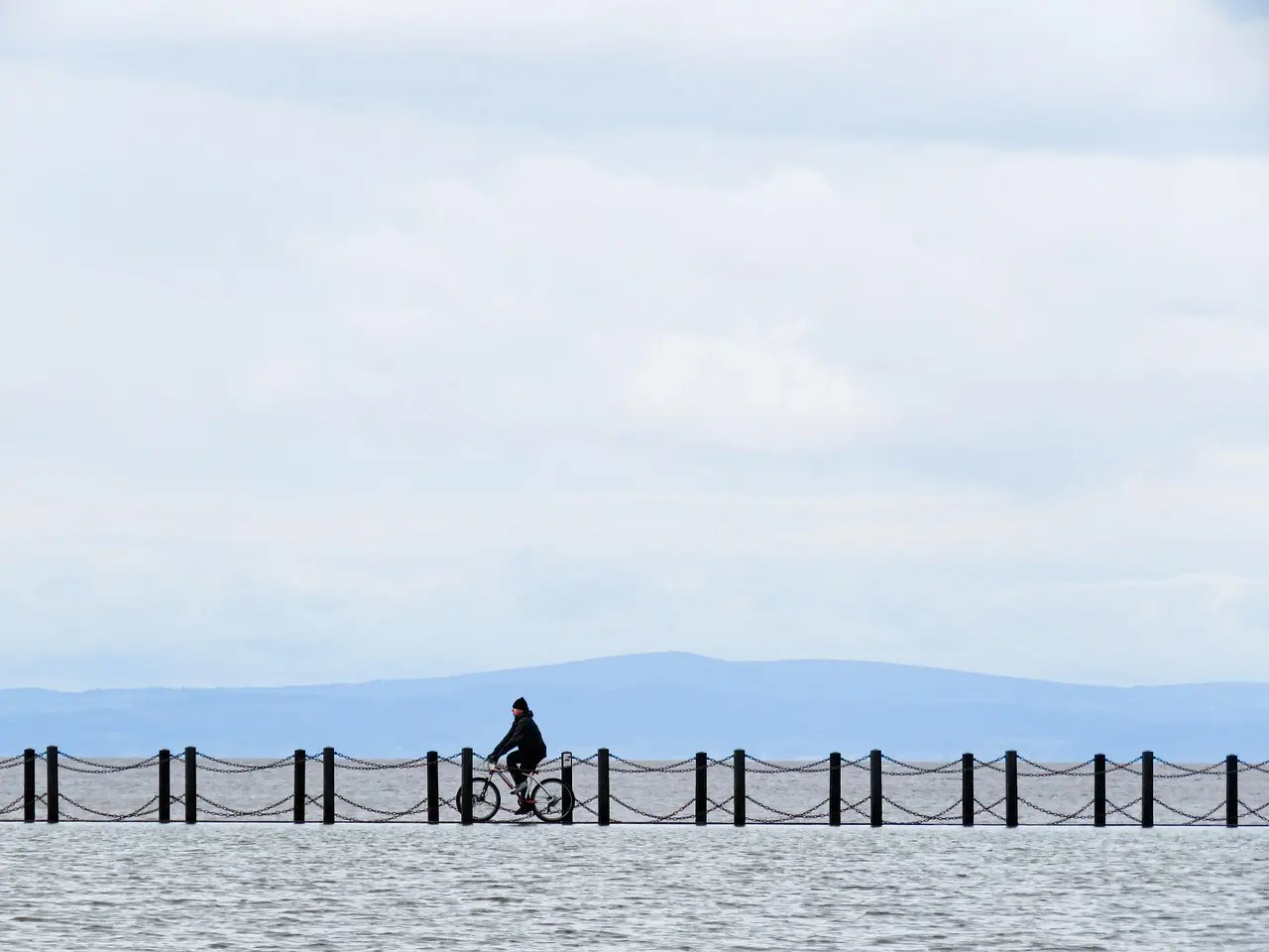 Cyklist langs vandet