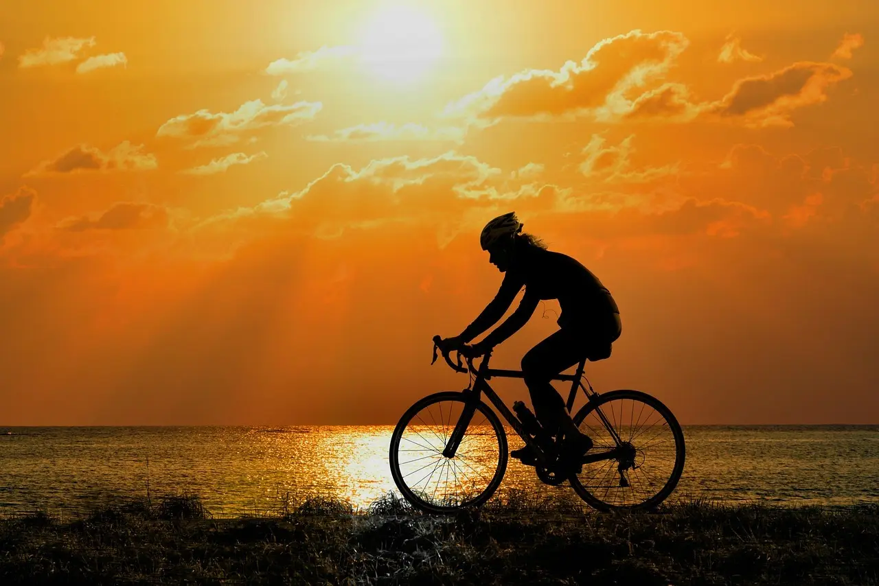 Cyklist i silhuet mod solnedgang