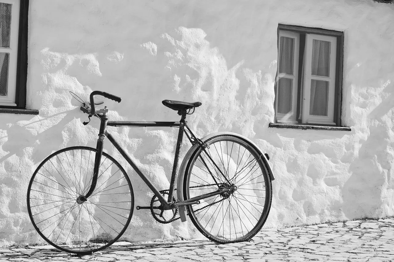 Gammel cykel ved brostensbelægning